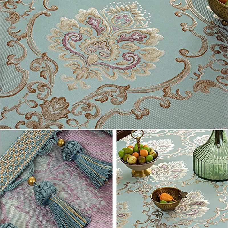 Ce collage d'images montre des motifs floraux ornementaux dans des tons bleu et or, ainsi que des accessoires décoratifs comme des glands et des fruits dans des plats en verre.