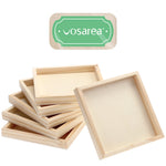 Plateaux en bois hexagonaux utilisés pour ranger des jouets et blocs colorés