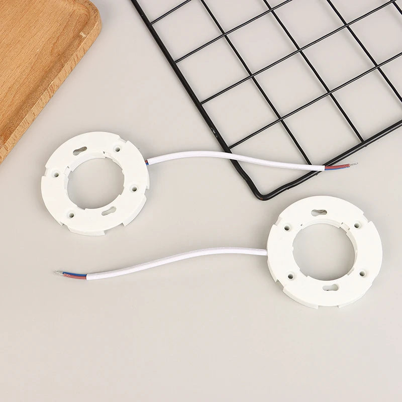 anneaux suspension lampes blancs câbles bleus noirs modernes