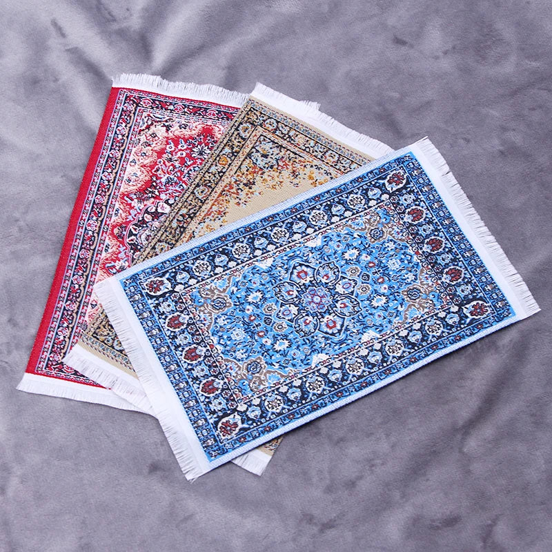tapis rouge beige bleu ornements traditionnels franges classique miniature maison