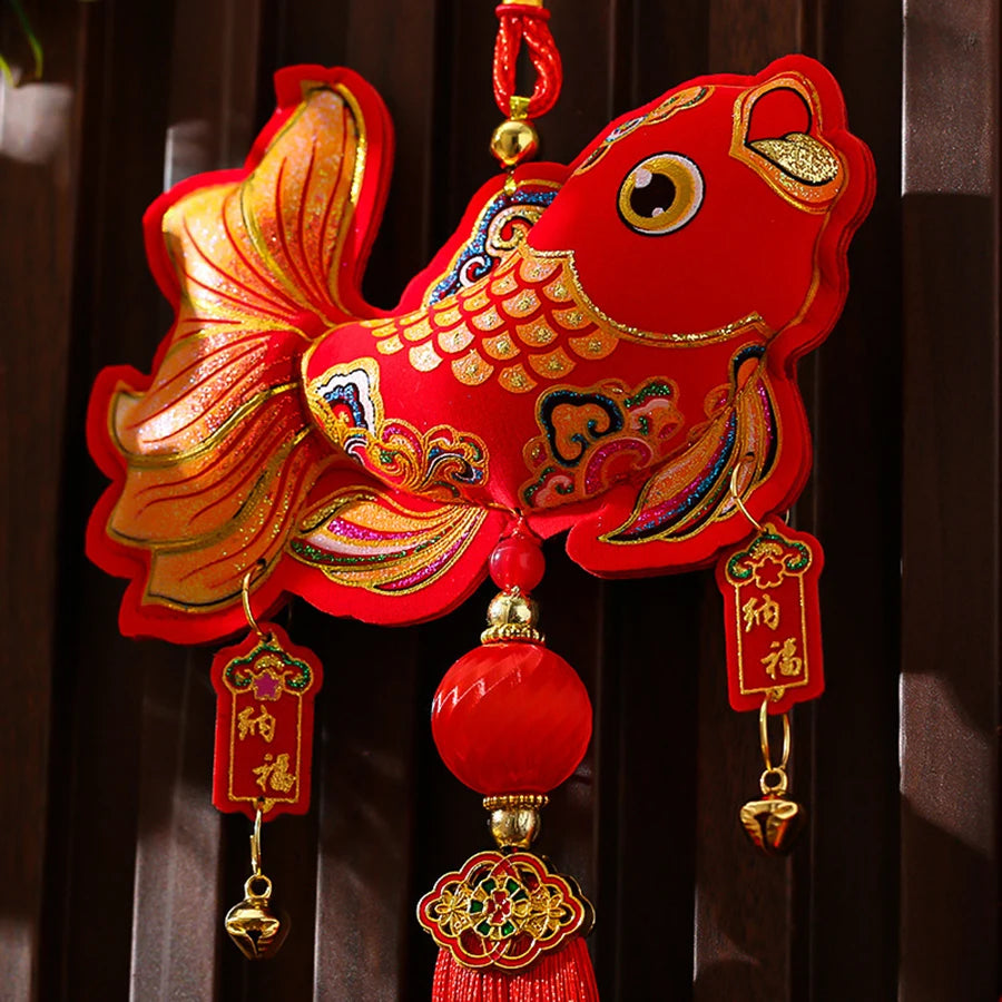 décorations suspendues rouges broderies chinoises ornements floraux symboles chance clochette dorée cordon rouge opacité