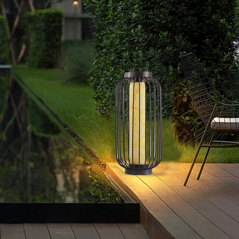 lanterne moderne éclairage extérieur led ip65 noir jaune clair texture marbrée minimalisteflux lumineux faible