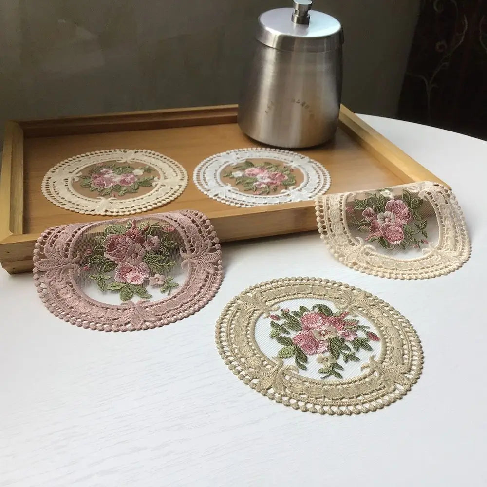 serviettes table brodées fleurs dentelées beige rose vert traditionnelles 12cm respectueuses environnement