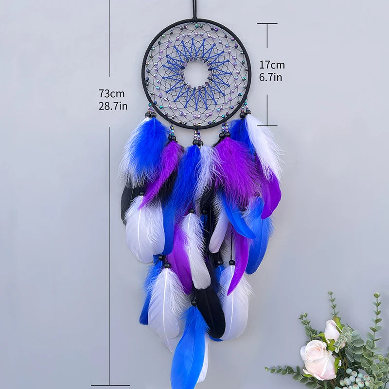 Capteur de rêves orné de plumes bleu et violet avec des dimensions spécifiées.