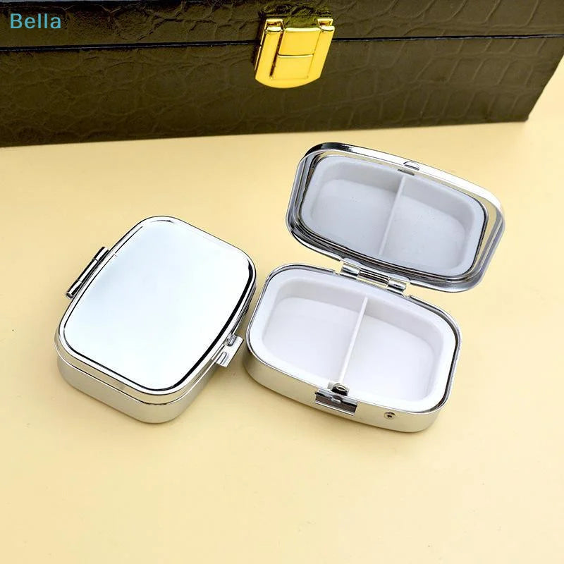 boîte pilules compartiments moderne argenté blanc organisation voyage étui medicaments bijoux porte clé compact