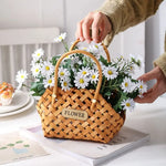 Panier en osier rouge dans un intérieur moderne avec décoration