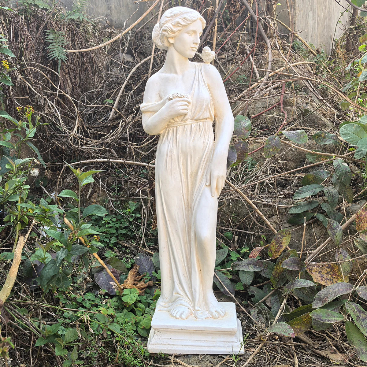 statue femme oiseau art grec blanc classique patio extérieur fleur socle carréextérieur jardin decoration