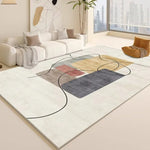 Un grand tapis multicolore aux motifs géométriques abstraits, décorant l'intérieur lumineux et spacieux d'un salon moderne.
