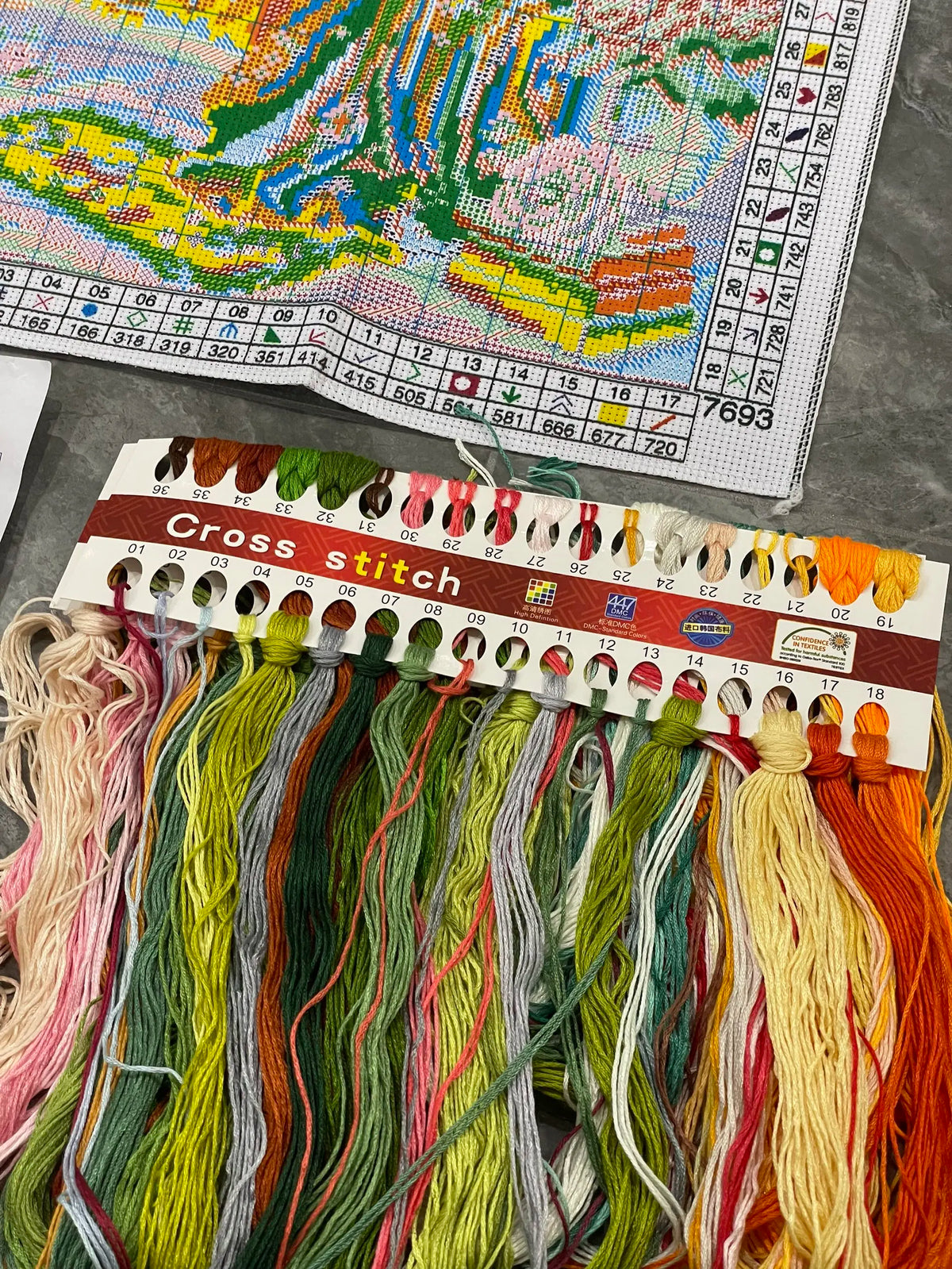 kit broderie point croix chambre lit fenetre bibliothèque livres couleurs vert rose jaune orange