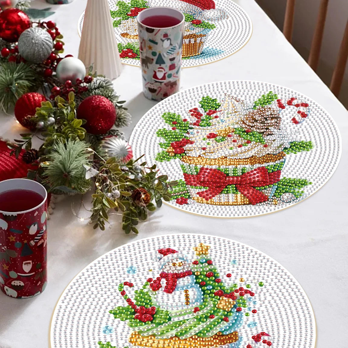 tapis table artisanal moderne cupcakes noel rubans bonbons decoratif blanc vert rouge bleu doré