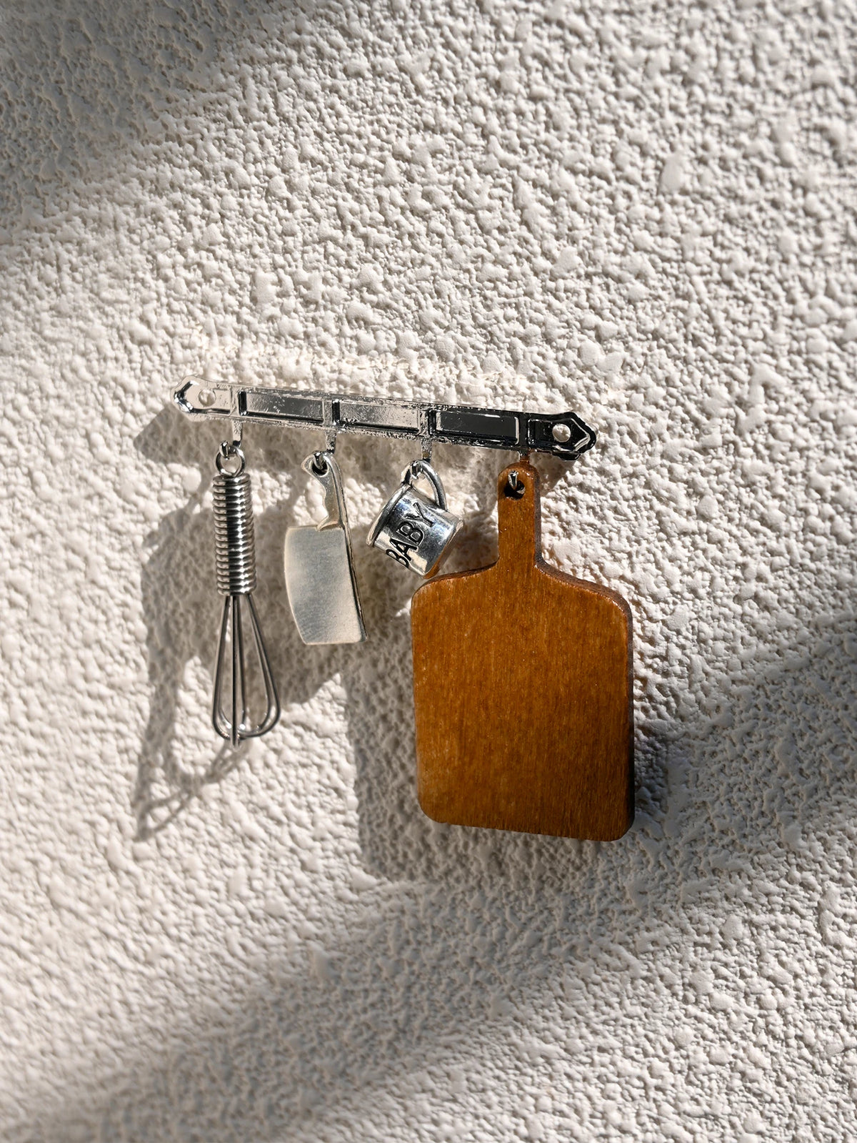 accessoire cuisine crochet clips planche découpe cuillère marron argenté moderne minimalisteintérieur decoration