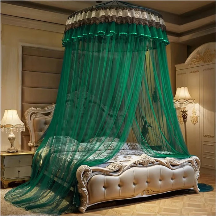 Un magnifique lit à baldaquin avec des rideaux en tissu vert, placé dans une chambre élégante et richement décorée.