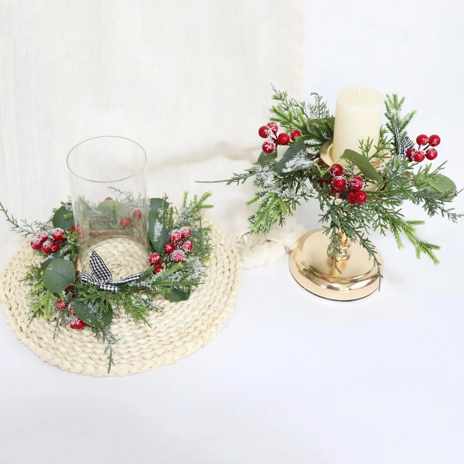 Couronne de bougie Noël blanche avec pommes de pin et baies sur table
