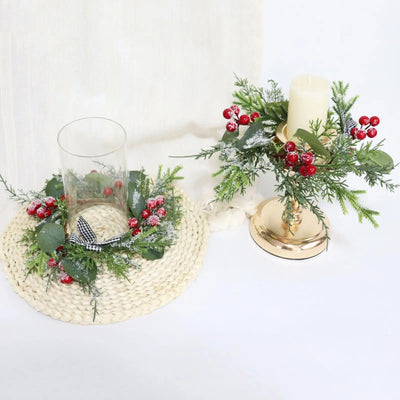 Couronne de bougie Noël blanche avec pommes de pin et baies sur table