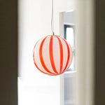 Suspension lumineuse moderne rayées horizontales blanc rouge verte pince dorée chambre salon étude