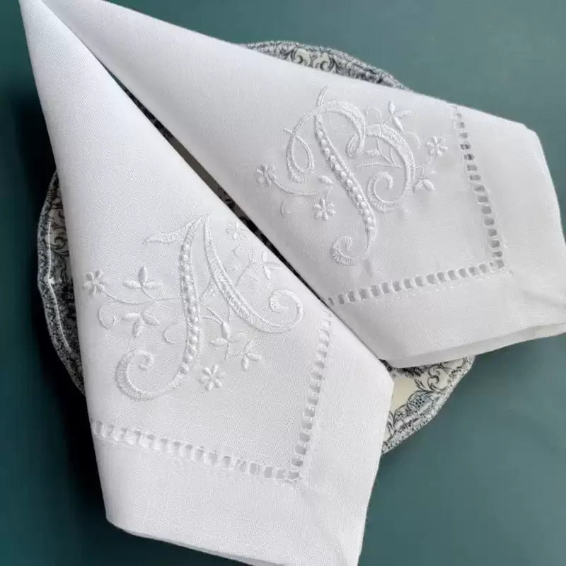 serviette table blanche broderie florale bordure dentelée tissu classique mariage fête