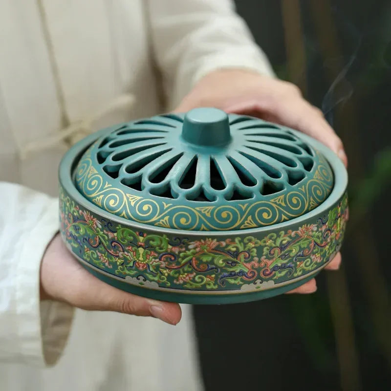bougie parfumée spirale artisanale couleurs vert or rouge bleu motifs floraux traditionnels apaisants relaxants