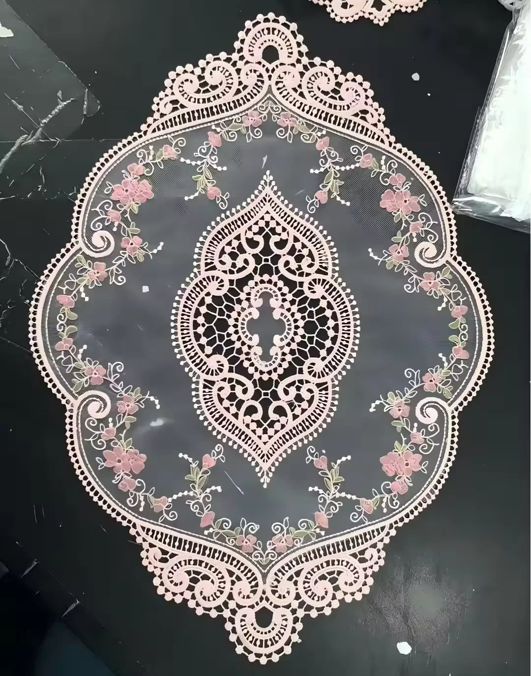 dentelle rose vintage tapis ovale floral brodé transparent romantique table erotique