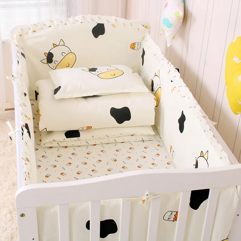 Parure de lit bébé gris dans un lit à barreaux