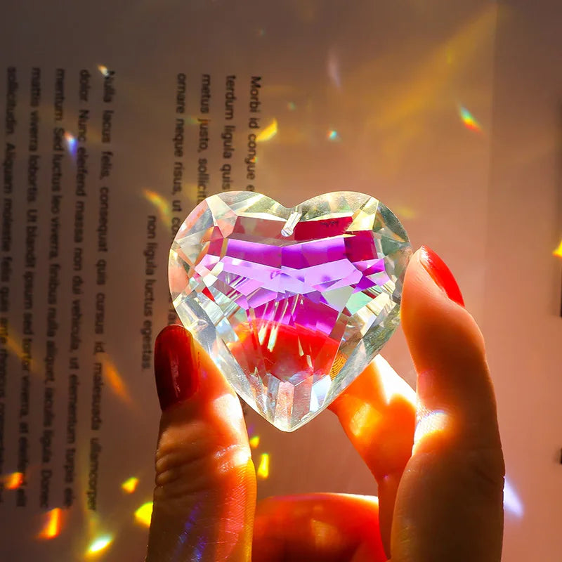 décoration moderne coeur transparent multicolore facettes brillantes chaîne inclusion lumière jardin fenêtre