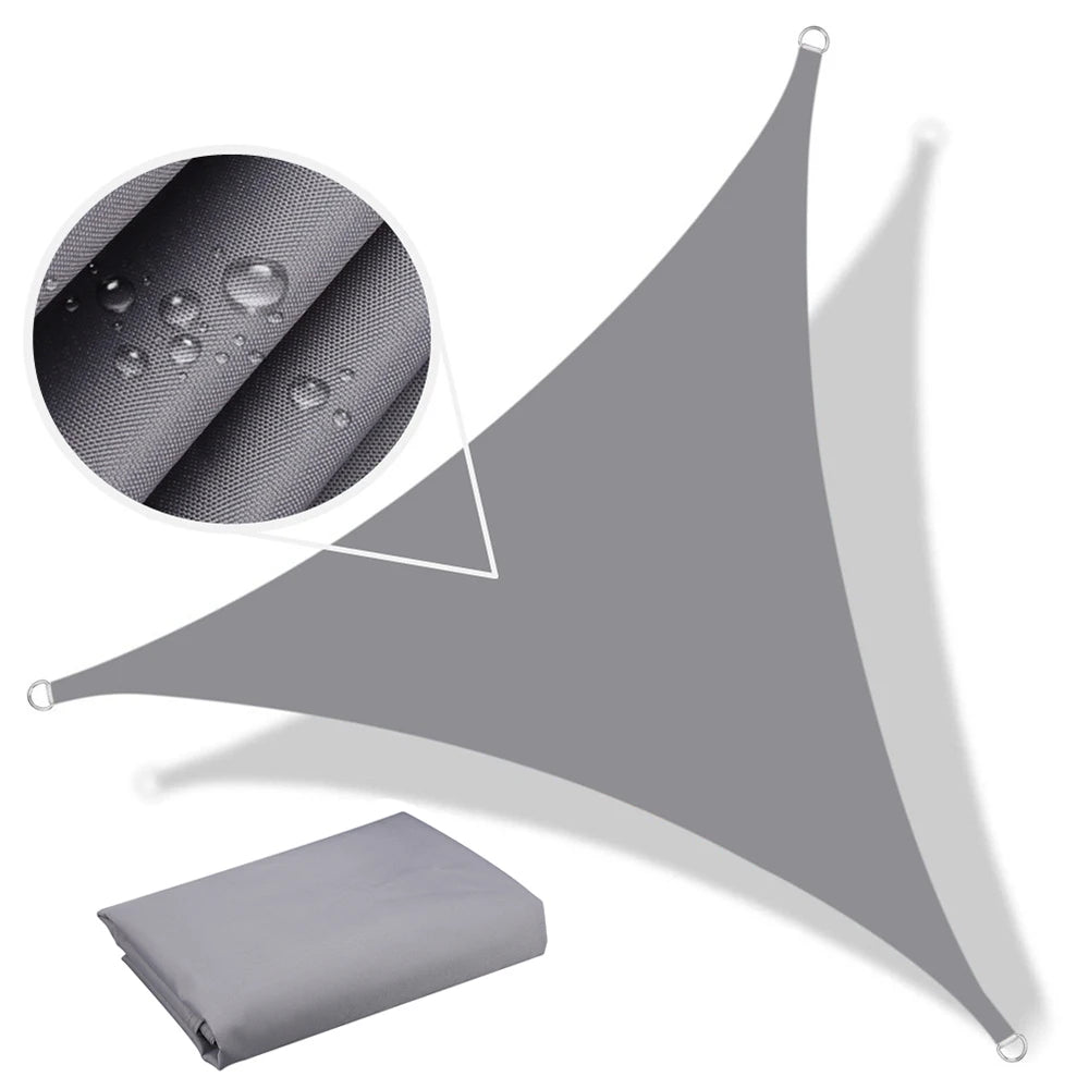 Voile d'ombrage triangulaire rouge utilisée pour un pique-nique
