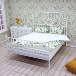 lit miniature fer forgé matelas couverture oreillers motifs pois floral décoration chambre poupée