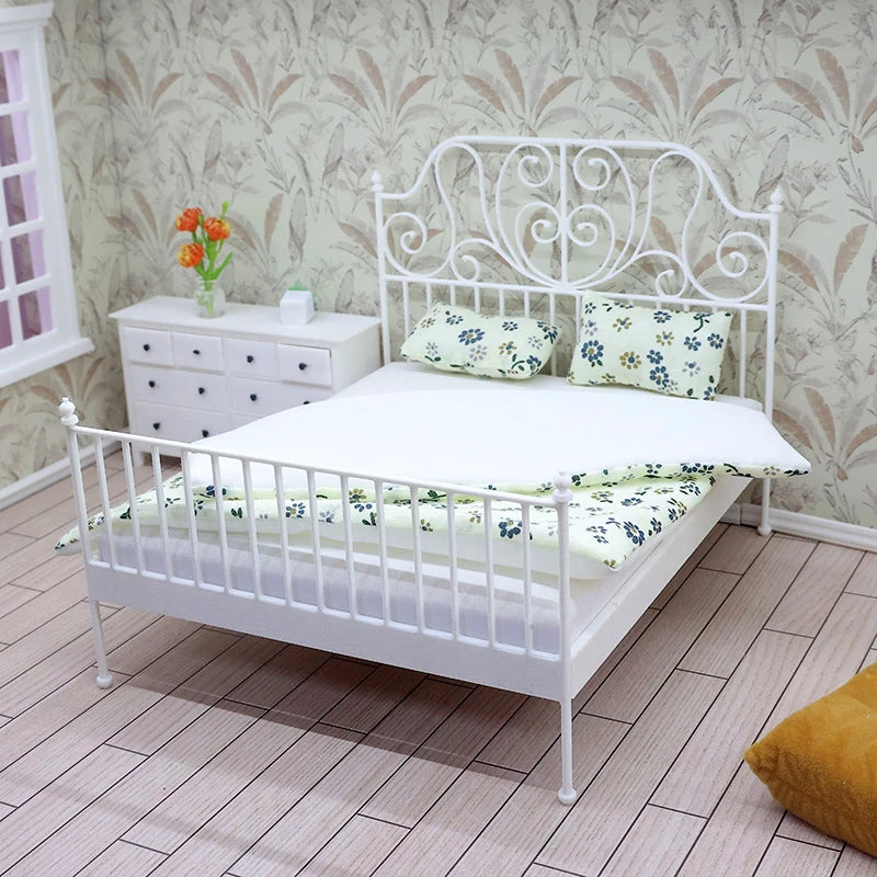 lit miniature fer forgé matelas couverture oreillers motifs pois floral décoration chambre poupée