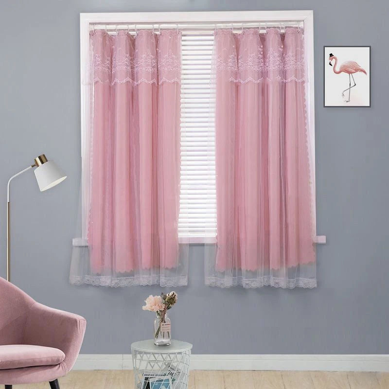 Des rideaux en textile rose doux, avec des embellissements de dentelle délicate, couvrant une fenêtre en tant que traitement de fenêtre élégant. Les draperies sont complétées par une cantonnière de fenêtre assortie, ajoutant une touche de sophistication et de style à la décoration intérieure. Ces rideaux et linges de maison sont parfaits pour ajouter une touche féminine et romantique à n'importe quelle pièce.