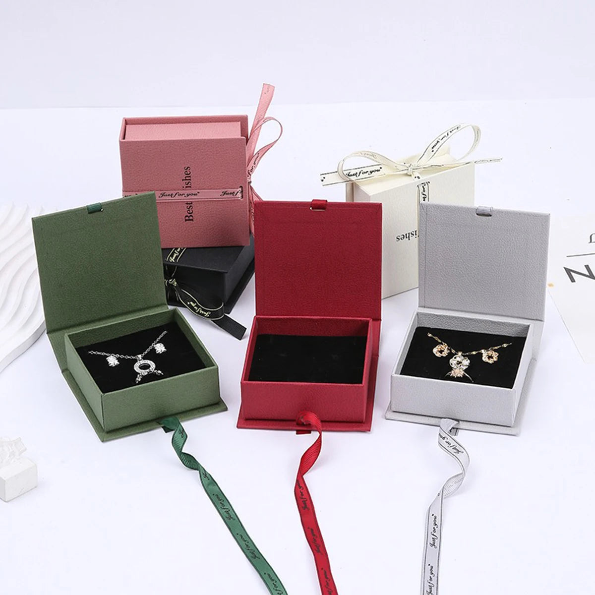 colliers bracelets bijoux velours noir classique vert rouge blanc porte bijoux organizer emballage