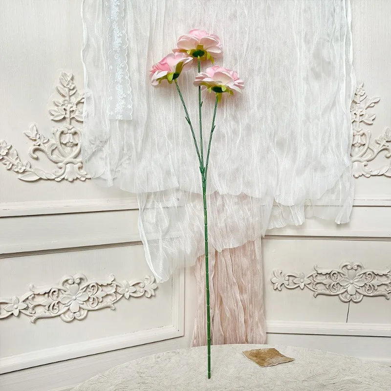 décoration intérieure fleurs artificielles soie rouge rose blanches classiques tringle mariage anniversaire
