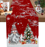 Une décoration de table de Noël aux tons rouges et blancs avec un motif de flocons de neige et de petits personnages d'hiver, installée dans un cadre chaleureux et festif.