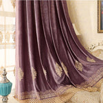Rideau élégant pour salon, violet foncé avec motifs dorés, parfait pour une décoration intérieure luxueuse. Ajoute une touche sophistiquée à votre espace tout en offrant une ambiance chaleureuse et chic. Idéal pour harmoniser votre décoration avec des éléments classiques et raffinés.