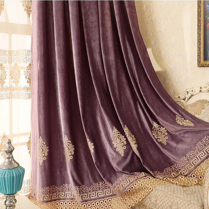 Rideau élégant pour salon, violet foncé avec motifs dorés, parfait pour une décoration intérieure luxueuse. Ajoute une touche sophistiquée à votre espace tout en offrant une ambiance chaleureuse et chic. Idéal pour harmoniser votre décoration avec des éléments classiques et raffinés.
