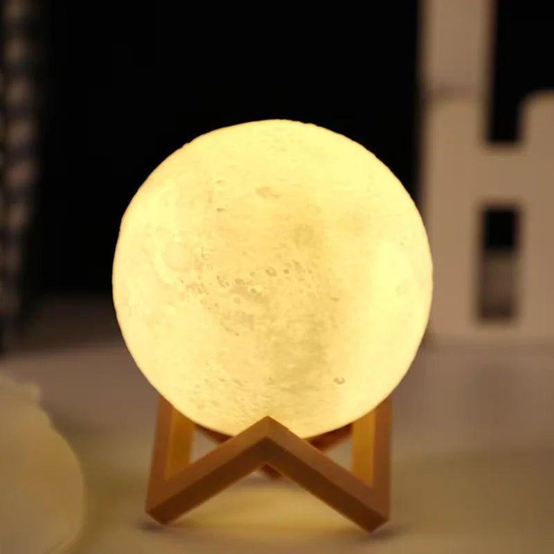 Veilleuse lune allumée dans une chambre d'enfant