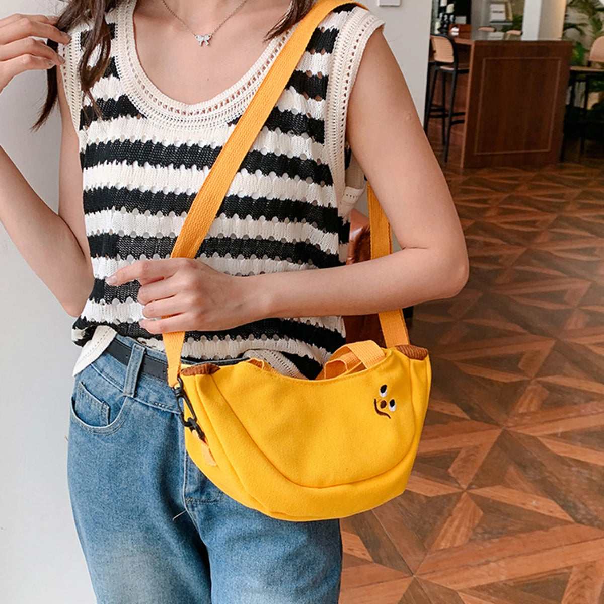 sac bandoulière toile jaune moderne sourire brodé poignée détachable casual