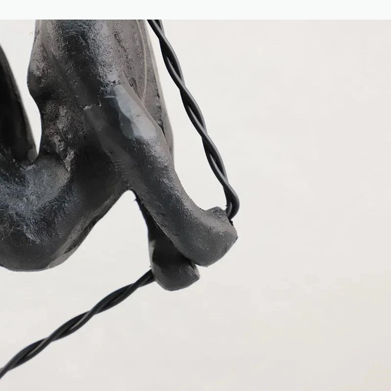 Sculpture moderne tête tête noir blanc socle pierre bouteille diffuseur livresscrição