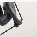 Sculpture moderne tête tête noir blanc socle pierre bouteille diffuseur livresscrição