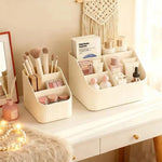 boîte rangement cosmétique beige rayures modernes poignées maquillage soins peau crèmes lotions emballages