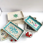 assiettes plates mosaïque multicolore artisanal rangement blanc vert bleu noir rouge triangles