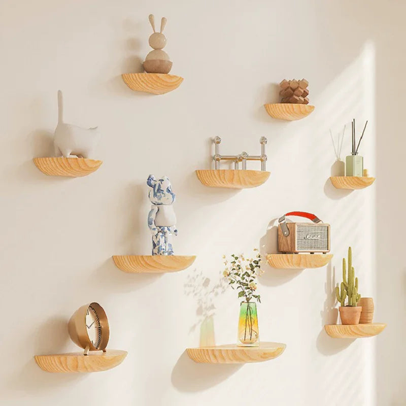étagères murales modernes étagère bois marron rayures vase cactus bougie radio vintage plantes