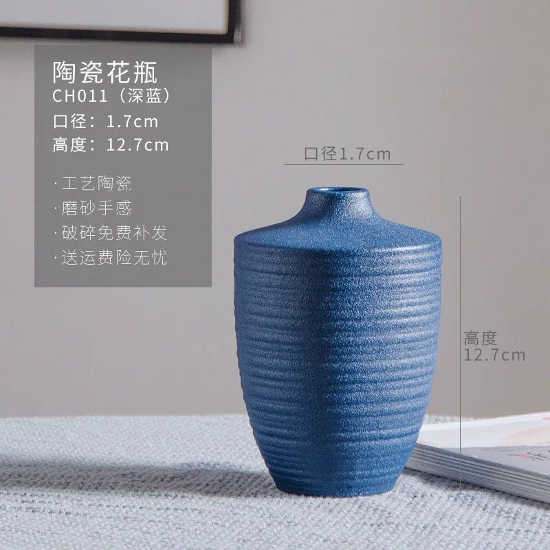 Le vase en céramique bleu avec des motifs texturés circulaires élégants fait une belle pièce décorative pour orner un intérieur moderne.