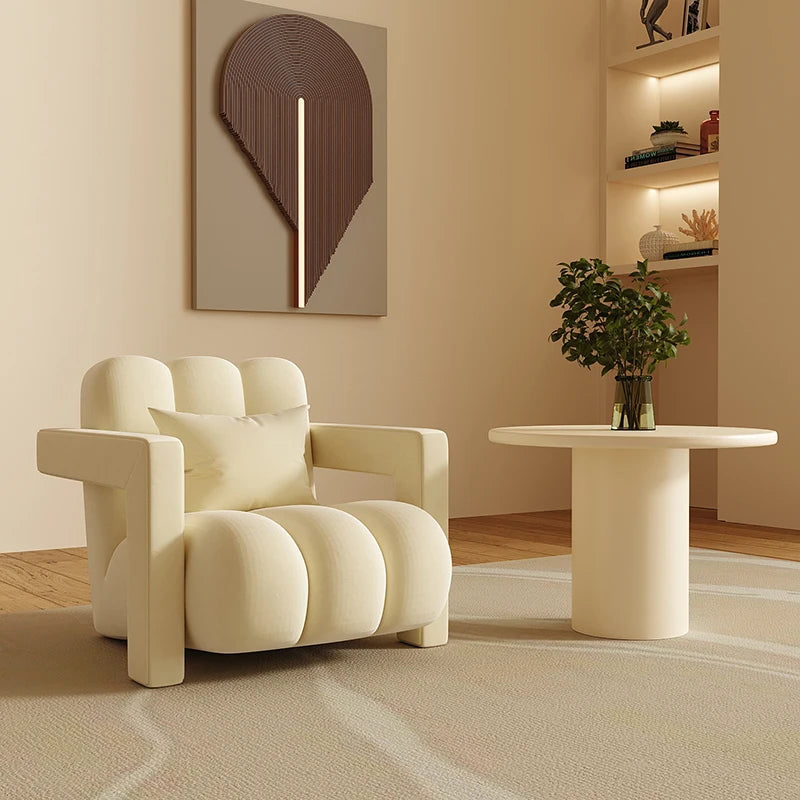 fauteuil moderne tissu texturé beige jaune marron clair coussin décoratif salon minimaliste