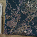 tissu brodé floral texturé bleu foncé violet or luxueux polyester 150cm