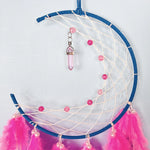 Capteur de rêves bleu et rose avec pendentif en cristal décoré de perles.