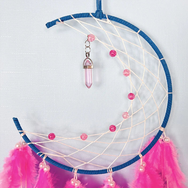 Capteur de rêves bleu et rose avec pendentif en cristal décoré de perles.