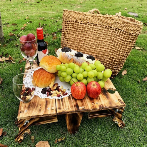 table pliante rustique panier osier boîte bois fruits légumes vin rouge verres transparents dentelle