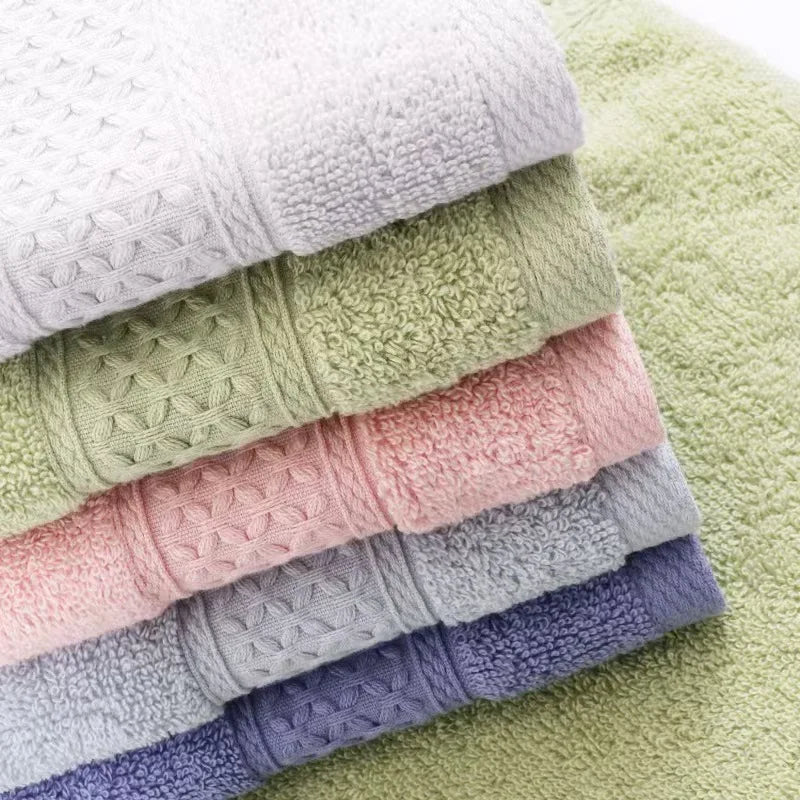 serviettes bain coton bleu clair vert rose gris absorbantes texture tissée bordure ornée classique
