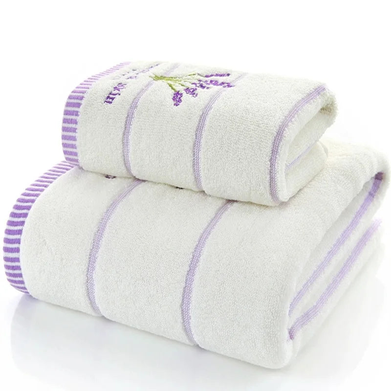 serviettes coton violet brodé fleurs classiques blanches maison rapide douces