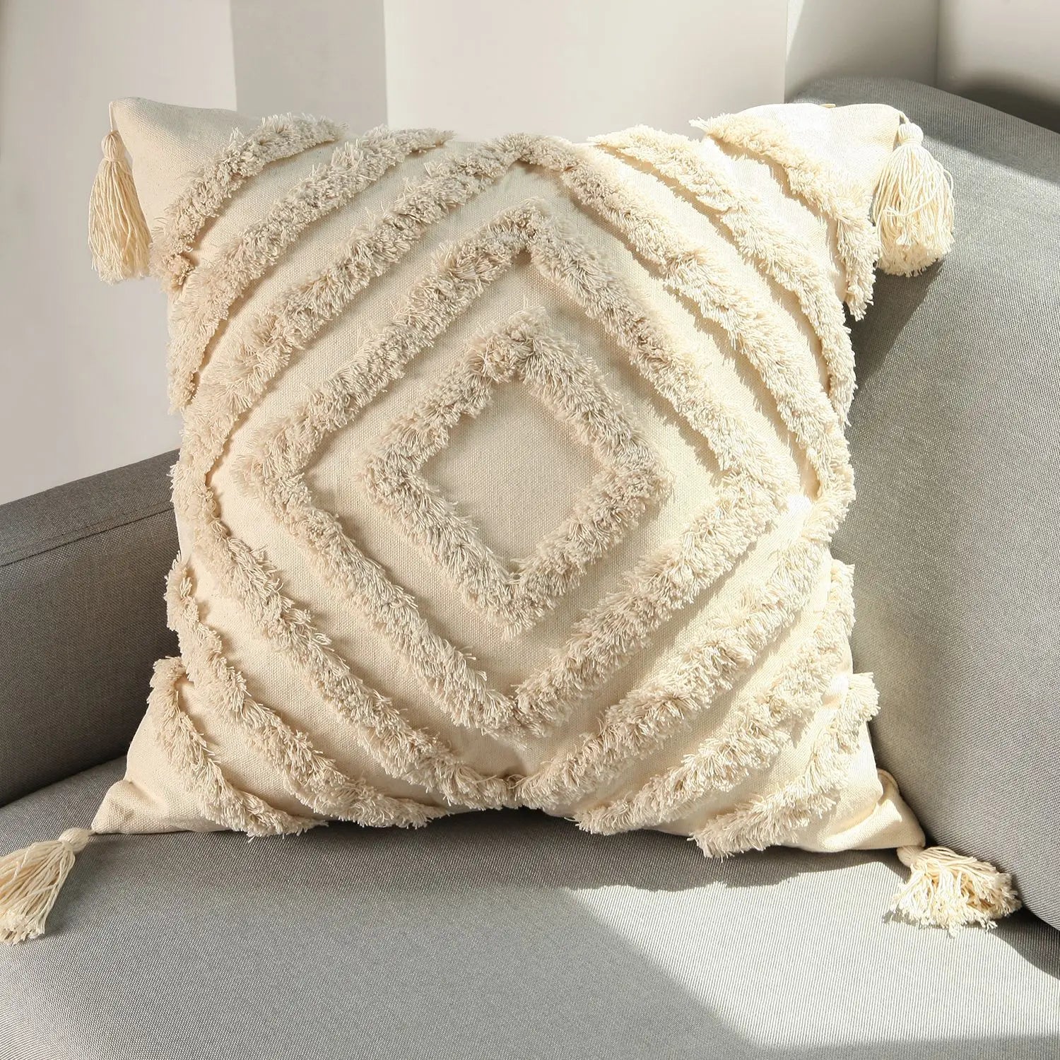 Oreiller décoratif moelleux aux motifs en relief, créant une texture intéressante et une atmosphère chaleureuse dans l'espace.