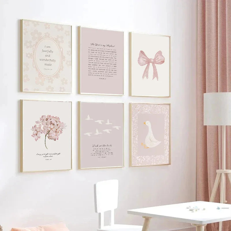 affiche murale cadre doré fleurs oiseaux texte rose beige décoration chambre fille minimaliste